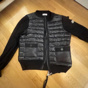 Moncler cardigan - Bra skick, normal i storleken