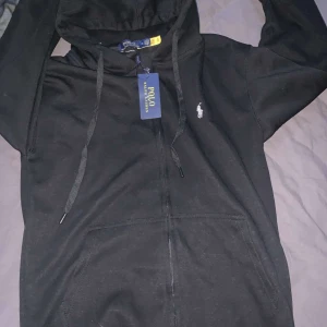 Ralph lauren hoodie - Riktigt fett hoodie från ralph lauren               Storlek S  Helt ny men köpte fel storlek så passar ej mig