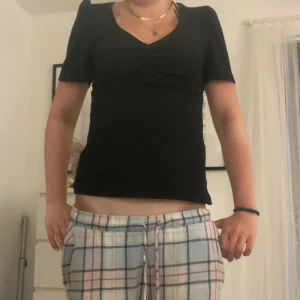 Svart v-ringad topp med puffärm - Svart topp med v-ringning och lätt puffade axlar. Knappt använd, skriv för fler detaljer/bilder💕