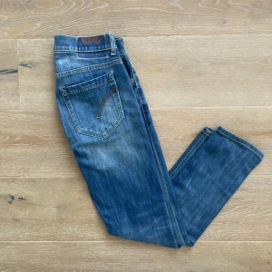 Dondup George jeans - Säljer dessa riktigt snygga dondup George jeans som är i mycket bra skick, storlek W30 och längden är 95 cm modell skinnet fit, hör gärna av dig vid frågor!