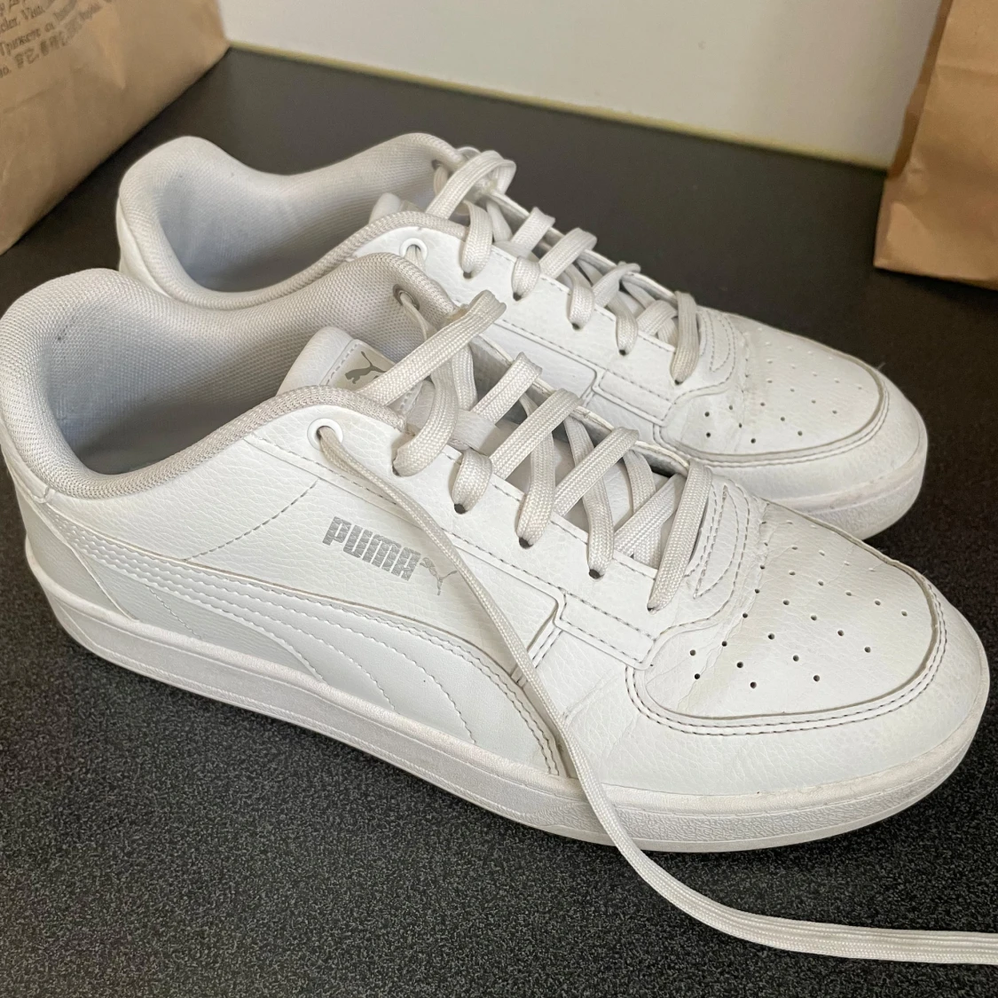 Vita sneakers från Puma i skinn - 1