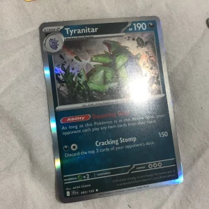 Pokémonkort: Tyranitar, Hop's Dubwool, Klawf, Revavroom - Fyra glittriga Pokémonkort med coola illustrationer: Tyranitar, Hop's Dubwool, Klawf och Revavroom. Perfekt för dig som vill boosta din samling eller spela med vänner. Korten är i Nytt fint skick och har unika förmågor och attacker. Priset kan diskuteras, dessa kort är packade från journey together. 