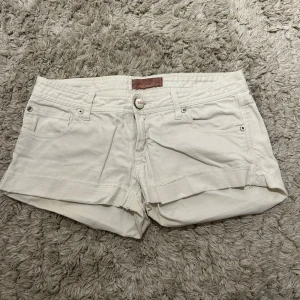 Lågmidjade shorts - Snygga vita Lågmidjade shorts