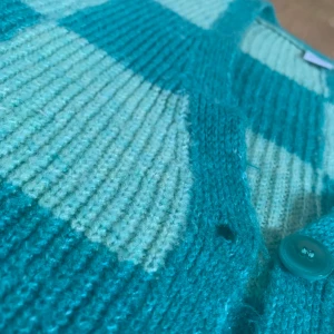 Grönrutig kofta - En fin grönrutig kofta från lindex,storlek 146/158 men passar de med storlek S också. Hör av dig om frågor,bilder eller priset🩷🩷