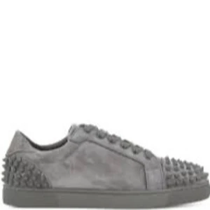 Gråa sneakers med nitar i mocka - Snygga grå louboutin med coola nitar på tå och häl. Skorna har snörning och är gjorda i mocka för en lyxig känsla. Perfekta för dig som vill sticka ut med en edgy stil. Box och tillbehör ingår finns i Göteborg 👍