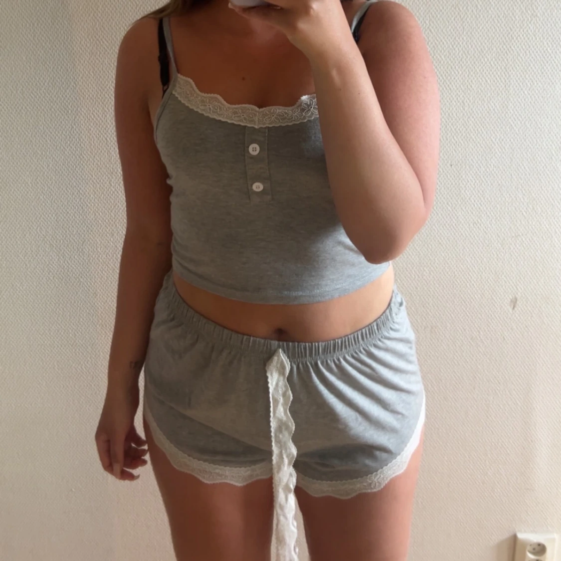 Grått pyjamas sett  - 1