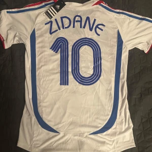Zinedine Zidane Frankrike Fotbollströja - Säljer en 2006 Frankrike fotbollströja med Zidane 10 på ryggen i storlek M som är helt ny med prislapp
