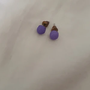 Små lila örhängen - Små lila örhängen som inte kommer till användning