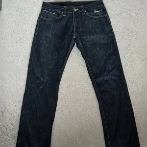 Iceman - jeans - Snygga mörkblå jeansbyxor med raka ben och klassiska gula sömmar och en otroligt bra passform. Byxorna har fem fickor, knapp och dragkedja framtill samt broderad ”Iceman” logga på fickan. Perfekta för en stilren vardagslook.