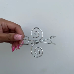 Armcuff  - 🌸Går att böja ut eller in för att få din perfekta passform 🌺 🌸Finns både i silver och guld✨  Gör även customs!! Skicka in bild eller din idé så kan vi nog säkert lösa det 🥰