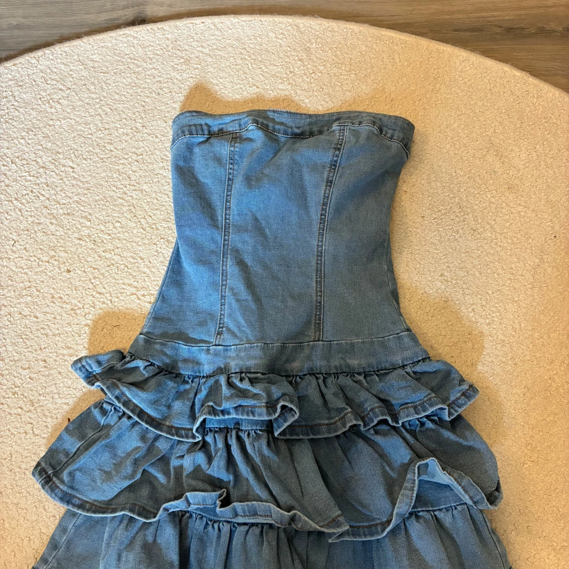 Jeansklänning med volanger och dragkedja