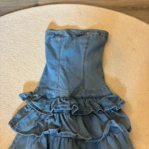 Jeansklänning med volanger och dragkedja - Denna snygga jeans klänning har jag aldrig använt då den är lite för kort för mig är 173 cm. Men skit snygg nu till sommaren🤩