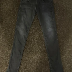 Replay Jeans - Hej, säljer de här super snygga marinblå Replay jeansen i modell Anbass med ett ny pris på runt 1699kr. Frågor eller funderingar bara att skriva😊