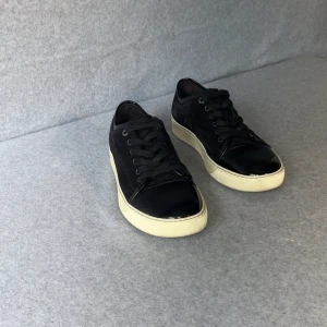 Lanvin cap toe skor - Lanvin Cap Toe sneaker | Väldigt snygga | bra skick med mycket kvar att ge | Pris går att diskutera vid snabb affär | Fraktas samma dag 🚚📦| Kontakta privat vid fler frågor eller funderingar ✔️