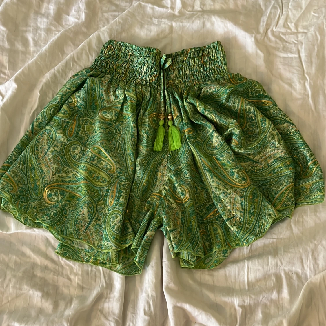Grön paisley 2-piece med shorts och halterneck - 3
