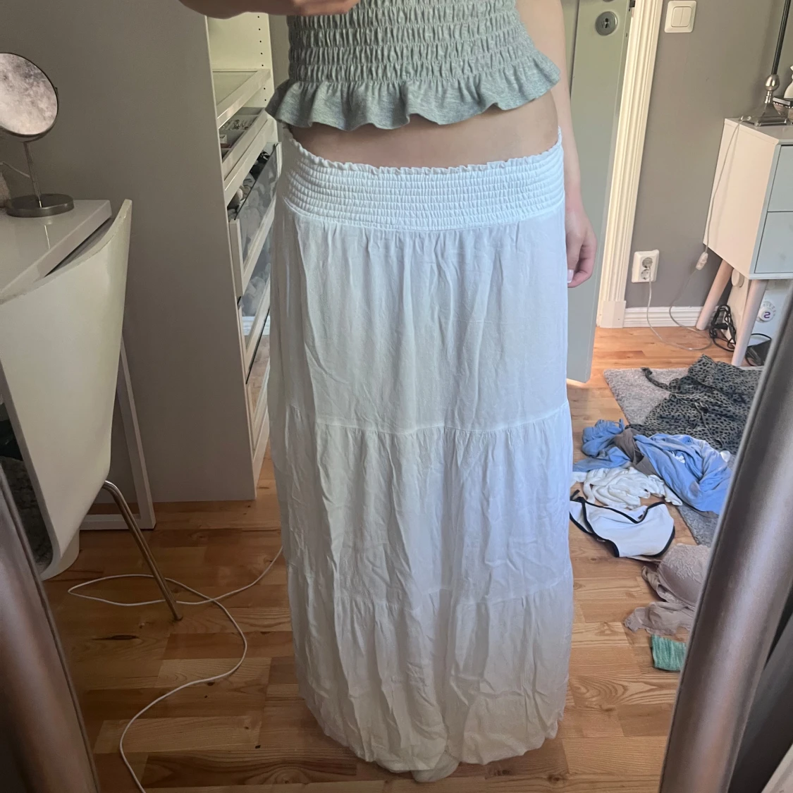 Vit långkjol med smock i midjan - 2