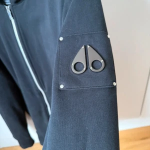 Moose knuckles zip  - Hej säljer min moose knuckles som är köpt på johenlls för 3899. Den är i helt nytt skick och riktigt fräsch. Den passar en M-L skriv vid funderingar 