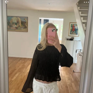 Långärmad topp - Jättefin svart långärmad festtopp med lite genomskinliga armar, perfekt till sommar kvällar då den varken är för varm eller kall😊 