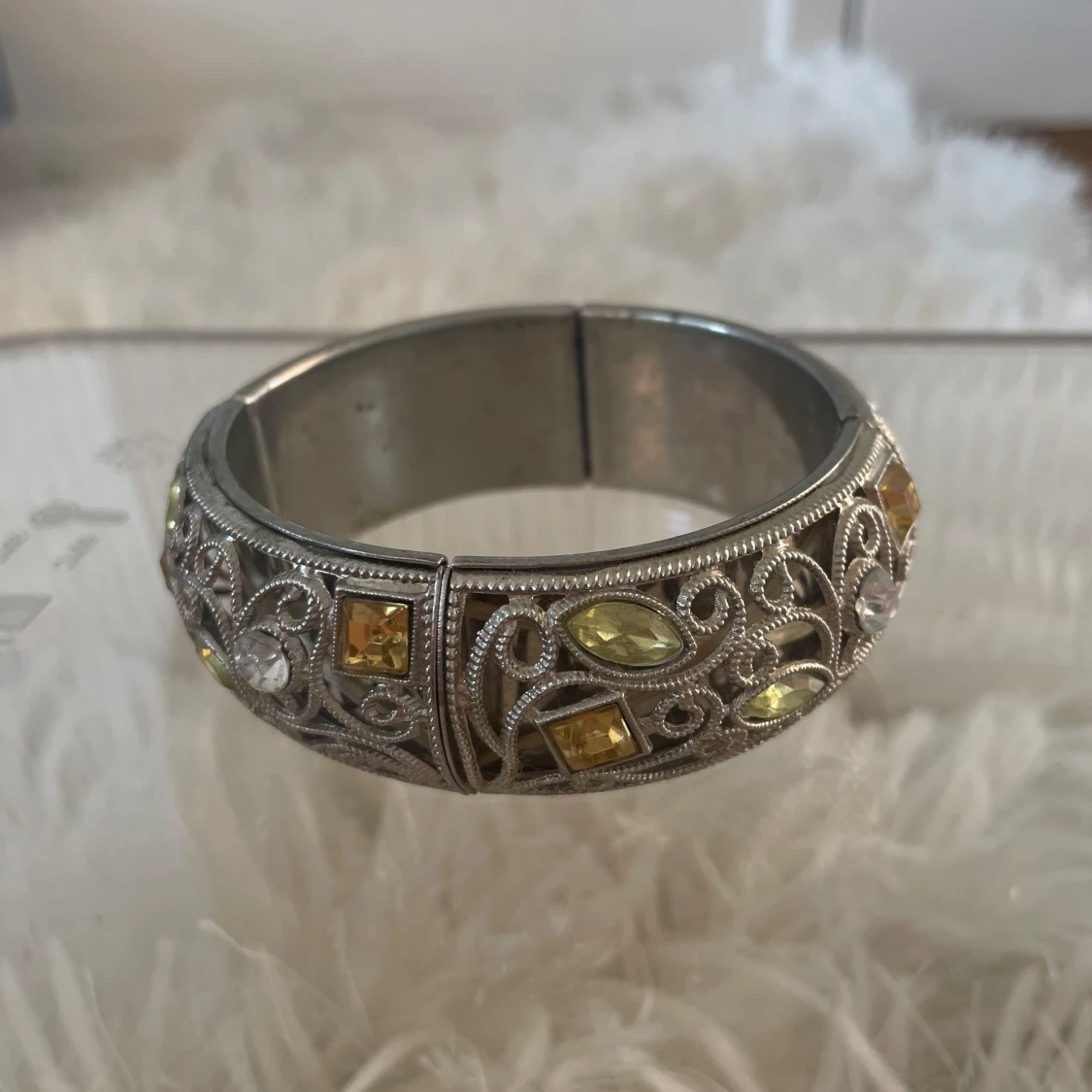 Silverfärgat bangel armband med färgade stenar