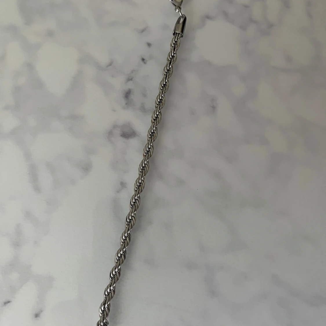 Silverfärgat tvinnat armband