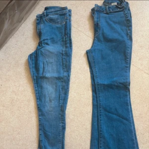 Två par blå jeans i olika modeller - Säljer två par blå jeans. Ena från Bikbok och den har jag använd ganska mycket, den andra byxor från SHEIN den är som ny