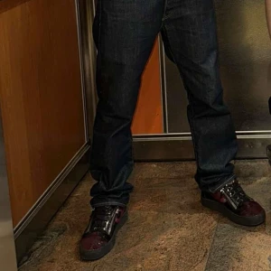 Giuseppe Zanotti - Väldigt fina zanottis som knappt går att få tag i längre, original låda får du med samt alla tillbehör. Kvitto från farfetch finns också för att stärka att dom är äkta. Väldigt fint skick på skorna, sparsamt använda. Jag använder inte skorna, och ska skaffa nya. Priset är dröm just och kommer inte vara för alltid.