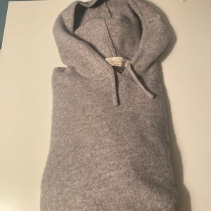 Cashmere hoodie från sayless - Supermjuk ljusgrå hoodie från Sayless i stickad kashmir. Nypris runt 1000 så det är ett väldigt bra pris jag säljer för har av er vid eventuella frågor! 😀👍🏻❤️