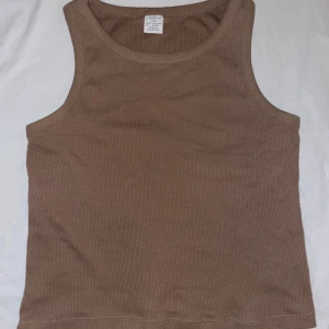 Sommar topp - Hej! Jag säljer den här toppen från Lindex som inte kommer till användning längre. Färgen är lite brun/beige!✨