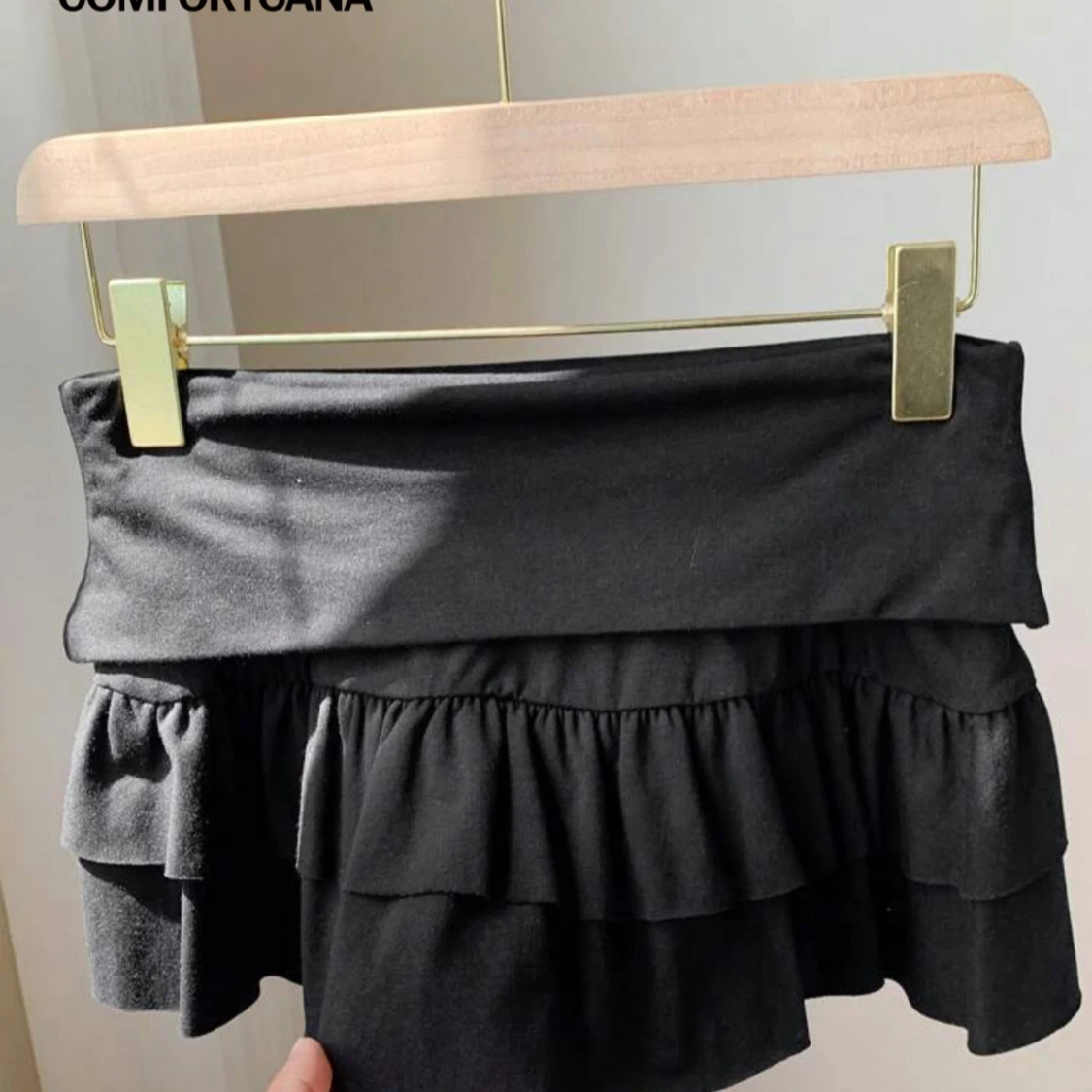 Svart volangkjol med bred midja - 1