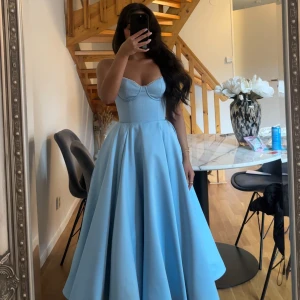 House of cb Mademoiselle blue dress - Superfin klänning från house of cb, köptes för en månad sedan och är i ett väldigt bra skick då den endast är använd vid ett tillfälle. Storlek S med regular cupa. Klänningen har ”stretsch band” på sidorna som ska göra att du blir mer snatched. Den har även fickor på sidorna. Köptes för 3500kr med tull osv. Säljer för 3000kr. Pris kan diskuteras vid snabb affär. 