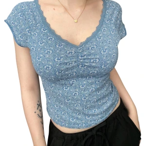 Vintage blå topp  - Så fin och unik vintage topp som jag köpte secondhand utomlands för ett tag sedan. Får alltid komplimanger på denna, så vacker!!  <3