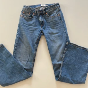 Blå bootcut jeans från lager 157 - Snygga blå jeans från lager 157 med klassisk bootcut-modell. Jeansen har fem fickor, normal passform och är tillverkade i mjukt denim. Perfekta för dig som gillar en tidlös look med lite utsvängda ben.
