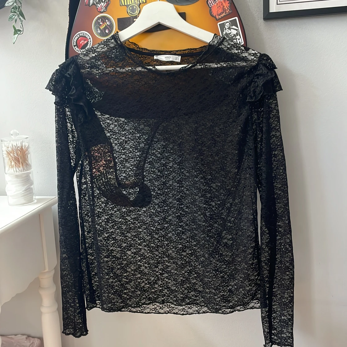 Svart spetsblus med volang från MNG