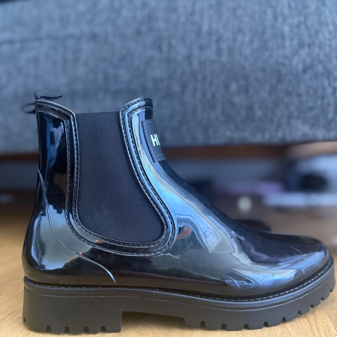 Svarta glansiga chelsea boots från Hugo - 1