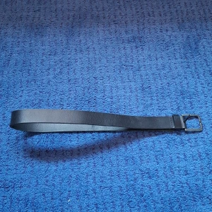 Svart skärp i skinn med metallspänne - Enkelt och stilrent svart bälte i skinn med klassiskt fyrkantigt metallspänne. Bältet har slät yta och flera hål för justering. Perfekt för att ge en clean look till jeans eller byxor. 75 cm