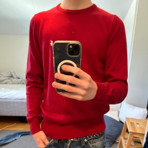 Röd tröja från Polo Ralph Lauren - Snygg röd stickad tröja från Polo Ralph Lauren. Den sitter som en xs och är i bra skick.