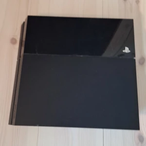 Svart ps4 sony - Bilderna visar en PlayStation 4-spelkonsol, inte en bok. 