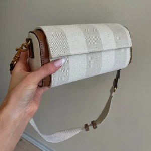 Beige väska  - Så snygg beige och brun axelväska från Zara med gulddetaljer, använd fåtal gånger så därav väldigt bra skick!