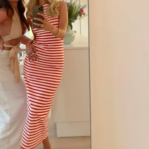 Rödvit randig långklänning - Supersnygg långklänning med röda och vita ränder. 