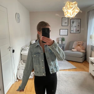 Ljusblå jeansjacka från Gina tricot - Säljer en ljusblå jeansjacka från Gina Tricot i storlek XS. Klassisk modell med två bröstfickor, knappar framtill och långa ärmar. Perfekt till vår och sommar för en chill och snygg look. Säljer pågrund av att den inte kommer till användning. Inga fläckar eller hål. Säljer för 180kr men köpt för 400kr. Använd 3 gånger