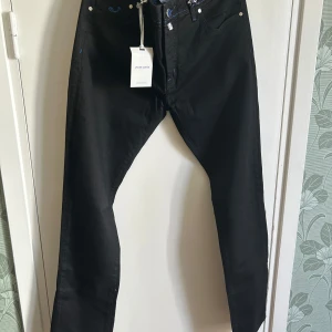 Jacob Cohen jeans  - Säljer mina Jacob Cohen jeans som är i nytt skick, säljer eftersom dom var för små. Jeansen är i små storlek så hör av er så beskriver jag mer om storleken. Hör av er vid frågor eller funderingar. 