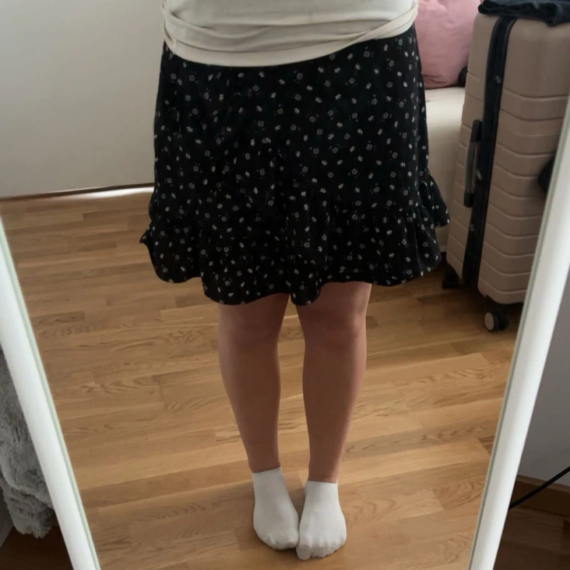 Svart blommig omlottkjol med volang - 1