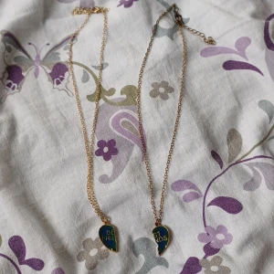 Bff halsband i guld  - Kan ändra färger, vet dock inte hur men ändå coolt. En av dom där sakerna man spänner fast med är grön av nån anledning 