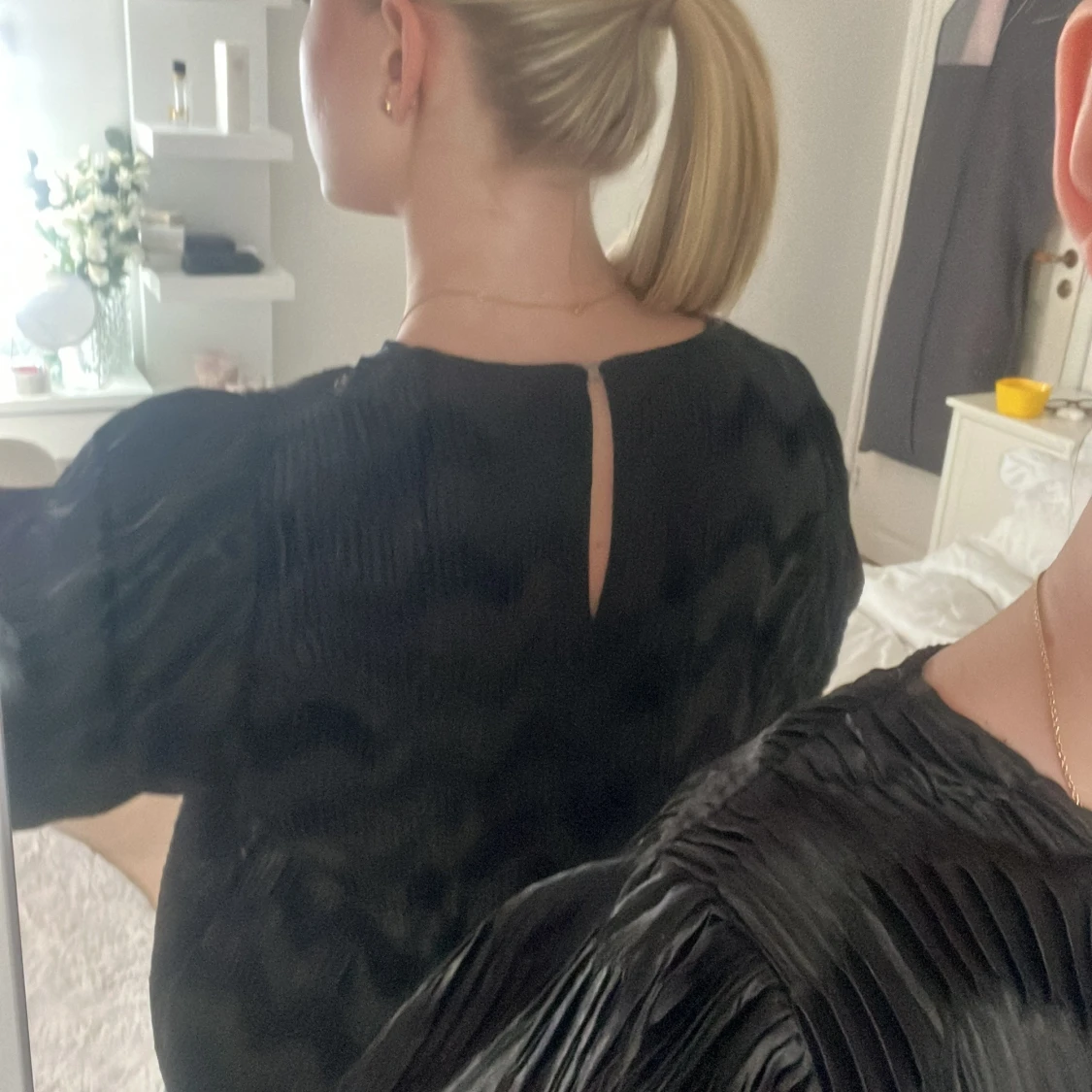 Svart plisserad topp från Neo Noir - 1