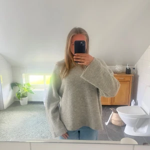 Grå oversized stickad tröja - Säljer denna gråa stickade tröja från Gina då den inte kommer till användning längre! Tröjan är i storlek small, men skulle absolut säga att den skulle passa M/ L då den är lite oversized🤍 Fortfarande i superbra skick!☺️
