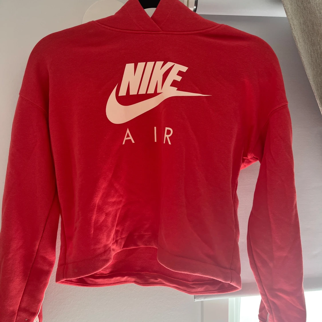 Röd Nike Air hoodie med logga