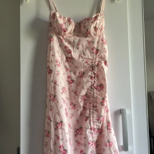 Sommar klänning - Rosa/Blommig klänning med slits och dragning på sidan