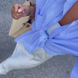 Vit satin kjol - Snygg vit satin kjol till under knäna. Perfekt för en avslappnad stil. Väldigt classy och enkelt att matcha med olika outfits.