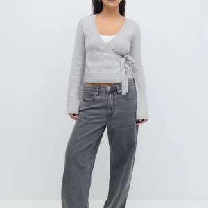 Grå omlottkofta från Ginatricot  - Säljer en jätte fin omlottkofta från Ginatricot för 300kr (nypris 400kr) Den är i ett mycket bra skick, endast använd några gånger☺️