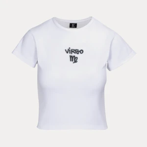 T-shirt - Så fin baby tee från märket realisation par i deras zodiac (stjärntecken) kollektion. Toppen kommer inte längre till användning för mig och väljer därför att sälja den. Har en avslappnad passform som gör att den sitter så otroligt fint på. I använt, men fint skick och enda ”defekten” är två stycken väldigt svaga ”märken” som tillkommit i tvätten! Nypris ca 900🤍